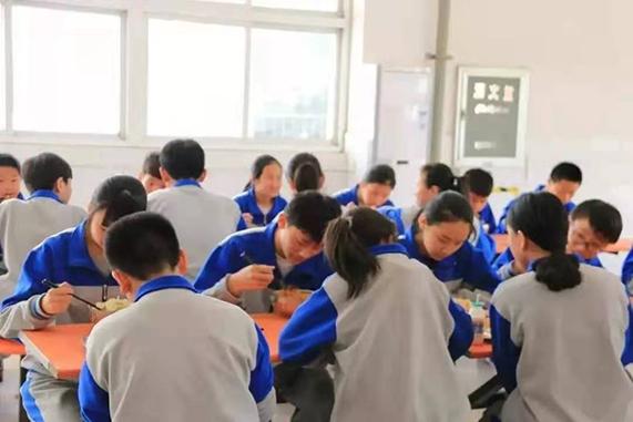 2021考研英语作文范文：旅行最想带什乣